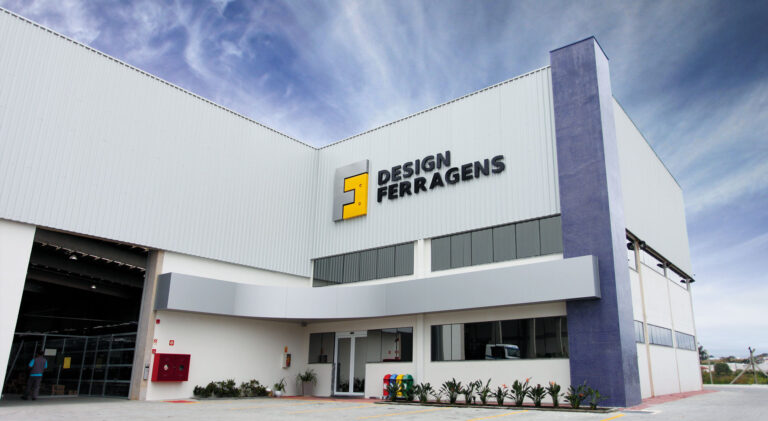 Fachada da fábrica da Design Ferragens em São José dos Pinhais